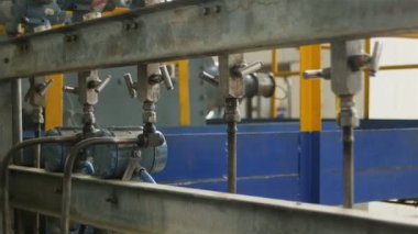Kazan, Tataristan/Rusya - 21 Ağustos 2017: Kazan, Tataristan/Rusya - 21 Ağustos 2017: Closeup vasıflı işçi kıyafeti izler üzerinde 21 Ağustos günü 21 Ağustos Kazan Kazan bitki bölümü işleme yağda okuma sayaçları
