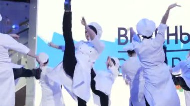 Kazan, Tataristan/Rusya - 14 Mart 2018: Neşeli insanlar kostümleri Eğlence Merkezi'nde 14 Mart'ta kazan açılış sahnede dans misafir ağırlamak