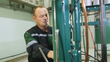Kazan, Tataristan/Rusya - 21 Ağustos 2017: Kazan, Tataristan/Rusya - 21 Ağustos 2017: Closeup ciddi adam üniformalı döner kapak üzerinde 21 Ağustos günü 21 Ağustos Kazan Kazan petrol şirketi atölye mekanizması başlatmak için
