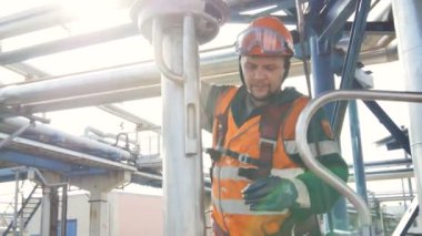Kazan, Tataristan/Rusya - 21 Ağustos 2017: Kazan, Tataristan/Rusya - 21 Ağustos 2017: Closeup petrol şirketi işçi kıyafeti metal konstrüksiyon bölümü taşır ve özellikle 21 Ağustos günü 21 Ağustos Kazan Kazan yer ayarlar