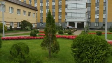 Kazan, Tataristan/Rusya - 22 Ağustos 2017: Taze yeşil çimenler ve ağaçlar binasında Taif denetim bölümü modern tarih 22 Ağustos kazan güzel kare