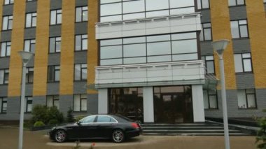 Kazan, Tataristan/Rusya - 22 Ağustos 2017: Hareket şık Taif ana ofis binası gümüş cephe ve gri bulutlu gökyüzü karşı sembolü ile 22 Ağustos kazan yeşil avluya boyunca