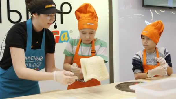 Kazan Tatarstan Rosja Marca 2018 Zbliżenie Profesjonalne Pizza Maker Czarne — Wideo stockowe