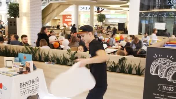 クローズ アップ専門ピザ メーカー回転 日カザンのモールのカフェに座っている人の前で行う空気中生地でカザン タタールスタン共和国 ロシア連邦 2018 — ストック動画