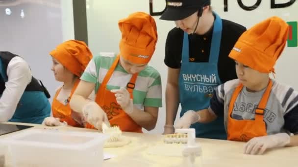 Kazan Tatarstan Russie Mars 2018 Les Enfants Concentrés Préparent Pâte — Video