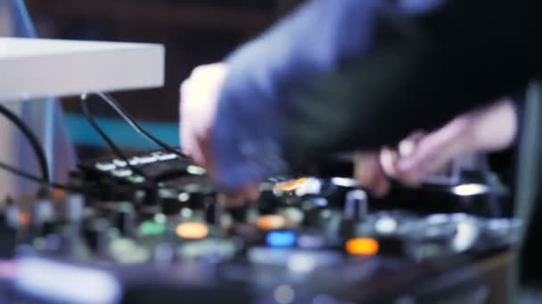 カザン タタールスタン共和国 ロシア連邦 2018 暗い服のクローズ アップ プロの 音楽のボリュームを増加し 日カザンのオーディオ機器の音の曲 — ストック動画