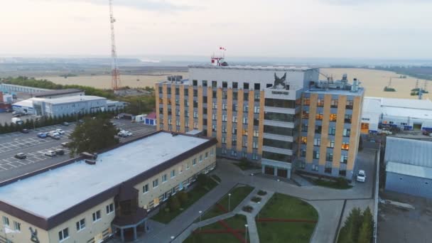 カザン タタールスタン共和国 ロシア連邦 2017 美しいビュー工場中央局 夕方の空に対して屋根のスタイリッシュなロゴと 日カザンのフィールド — ストック動画