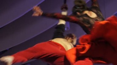 Kazan, Tataristan/Rusya - 14 Mart 2018: ünlü hava jimnastikçi duet parlak Festivali'nde konser izleyici üzerinde zor riskli hileler yapmak uygun 