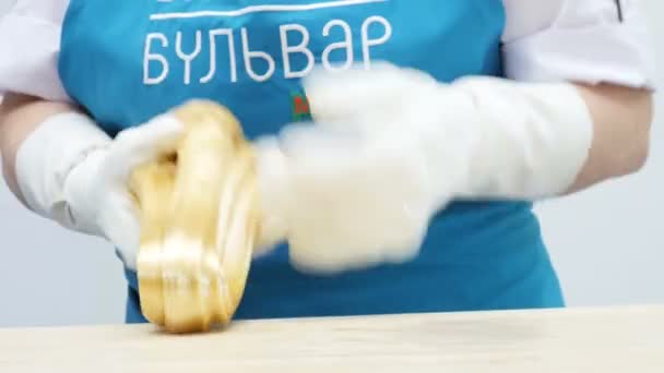俄罗斯 2018年3月14日 妇女在白色手套和蓝色围裙舒展金子甜焦糖片断在凉快的食物节日 — 图库视频影像