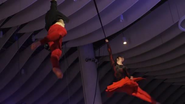 カザン タタールスタン共和国 ロシア連邦 2018 ビューのショッピング モールの天井の下で美しいショーを実行する才能のある空中体操選手の下から — ストック動画
