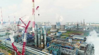 büyük metal tankları hatları ve yüksek kuleleri ile beyaz bulutlar gökyüzü karşı da petrol rafineri tesisi topraklarında havadan görünümü