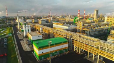 büyük metal tankları hatları ve yüksek kuleleri ile beyaz bulutlar gökyüzü karşı da petrol rafineri tesisi topraklarında havadan görünümü