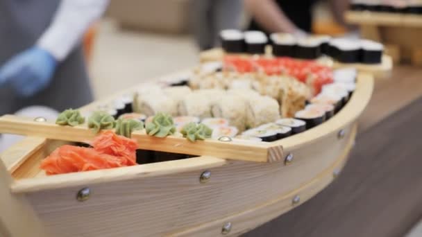 Köstliche Sushi Rollen Mit Lachs Auf Holztablett Bootsform Serviert — Stockvideo