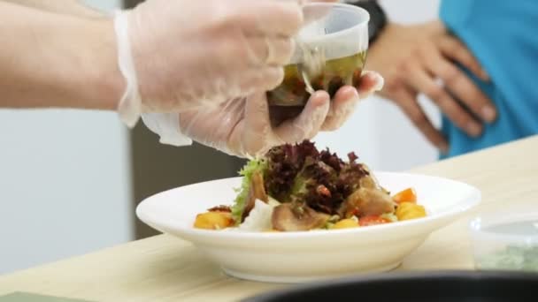 Gieten Heerlijke Saus Koken Met Lepel Gekookte Schotel Met Vlees — Stockvideo