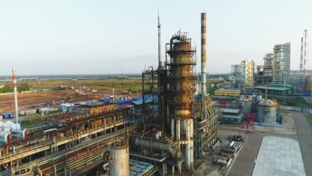 炼油厂的大型金属罐线和高塔鸟瞰天空白云 — 图库视频影像