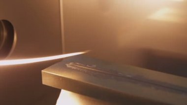 teneke kutuda tarafında delikten parlak alev görünen ve yanan gaz