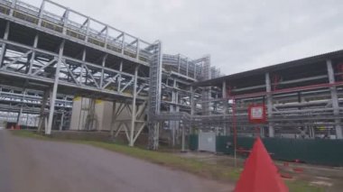 hatları ve yüksek kuleleri petrol rafineri tesisi topraklarında beyaz bulutlar gökyüzü karşı büyük metal tankları
