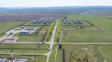 hatları ve yüksek kuleleri petrol rafineri tesisi topraklarında beyaz bulutlar gökyüzü karşı büyük metal tankları