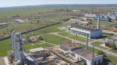 hatları ve yüksek kuleleri petrol rafineri tesisi topraklarında beyaz bulutlar gökyüzü karşı büyük metal tankları