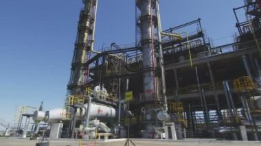 hatları ve yüksek kuleleri petrol rafineri tesisi topraklarında beyaz bulutlar gökyüzü karşı büyük metal tankları