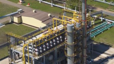 hatları ve yüksek kuleleri petrol rafineri tesisi topraklarında beyaz bulutlar gökyüzü karşı büyük metal tankları