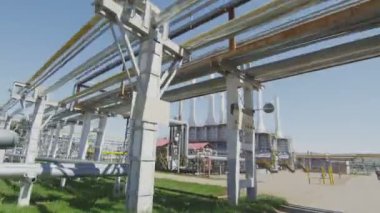hatları ve yüksek kuleleri petrol rafineri tesisi topraklarında beyaz bulutlar gökyüzü karşı büyük metal tankları