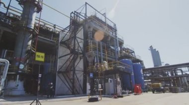 hatları ve yüksek kuleleri petrol rafineri tesisi topraklarında beyaz bulutlar gökyüzü karşı büyük metal tankları