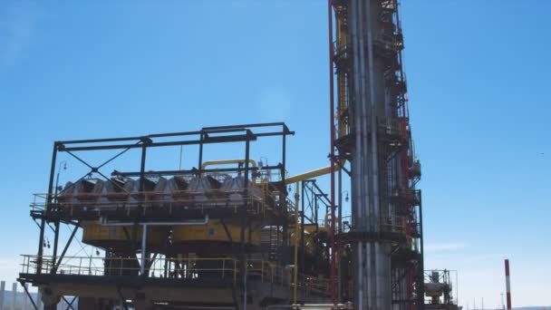 Grandes Tanques Metal Linhas Torres Altas Refinaria Petróleo Território Planta — Vídeo de Stock