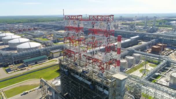 Grote Metalen Tanks Lijnen Hoge Torens Olie Raffinaderij Plant Grondgebied — Stockvideo