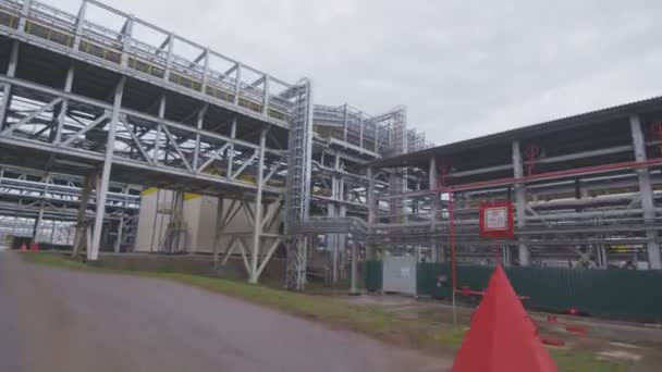 Stora Metall Tankar Linjer Och Höga Torn Olja Raffinaderiet Växt — Stockvideo