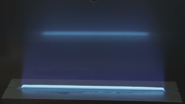 Високий Синій Прозорий Газовий Полум Металевій Частині Оглядовому Контейнері Під — стокове відео
