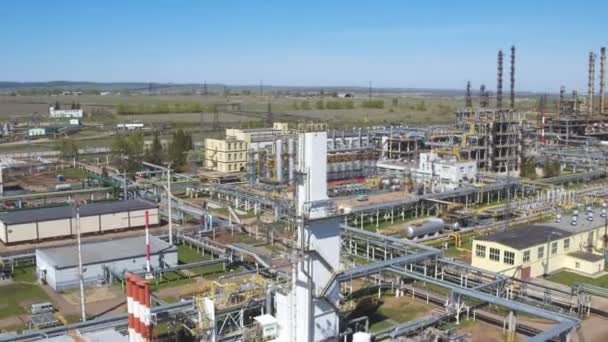 Великі Металеві Баки Лінії Високі Вежі Території Нафтопереробного Заводу Проти — стокове відео