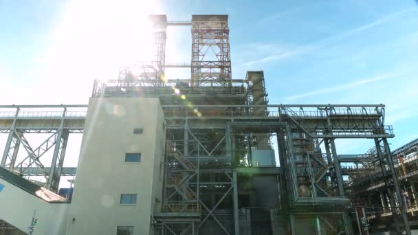 Grote Metalen Tanks Lijnen Hoge Torens Olie Raffinaderij Plant Grondgebied — Stockvideo