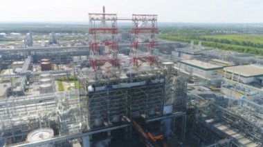 Kırmızı ve beyaz kabuklarıyla büyük benzinlik damıtma havadan görünümü modern Fabrikası'nda üstte