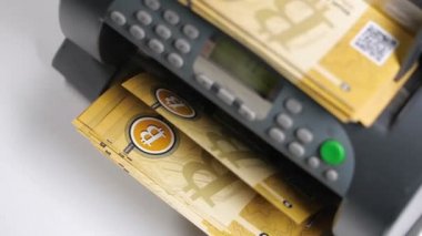 bitcoin banknotlar düğmesi otomatik banknot sayaç ve sayma koyarak el baskılı 