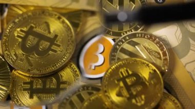 Altın bitcoin sikke yığını artan büyüteç cam 