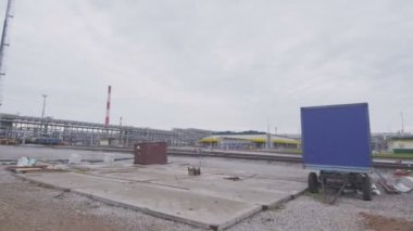 gaz ve petrol rafinerisi karmaşık boru hatları ve alan bina bulutlu gökyüzü karşı