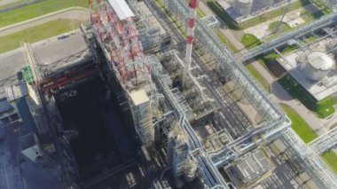 güçlü damıtma istasyonunun modern gaz rafineri tesisi taze çimenler arasında boru hatları ile üst görünümü