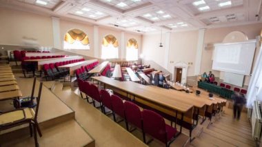 Kazan, Tataristan/Rusya - 04 Nisan 2018: geliyor ve parlak kırmızı büyük sandalyede oturarak katılımcılar konferans salonu yaktı