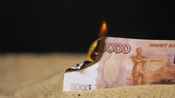 Billet Banque Rouble Brûlant Laissant Des Cendres Sur Sable — Video