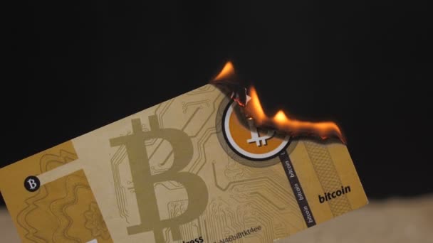 Billete Bitcoin Quema Deja Cenizas Arena — Vídeos de Stock