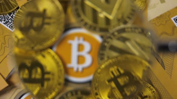 Γυαλί Μεγεθυντικός Φακός Αύξηση Σωρό Bitcoin Χρυσά Νομίσματα — Αρχείο Βίντεο