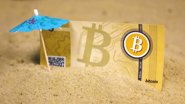 Souvenir Bitcoin Bankovek Písku Poblíž Modré Dekorativní Deštník — Stock video