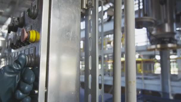 Mano Guanto Gomma Pulsante Sul Pannello Controllo Del Sistema Riempimento — Video Stock