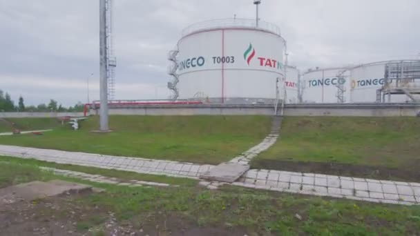 Kazan Tataristan Rusya Nisan 2018 Büyük Yuvarlak Rezervuarlar Tatneft Logoları — Stok video