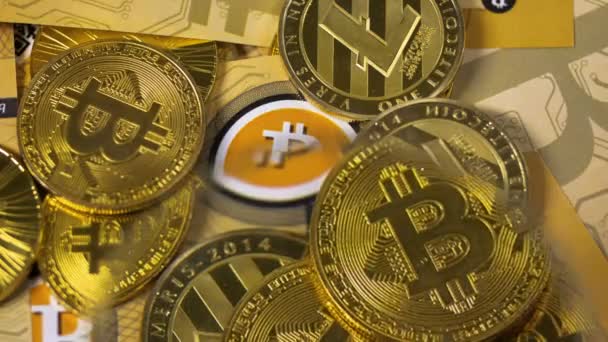 Förstorings Glas Ökar Högen Gyllene Bitcoin Mynt — Stockvideo