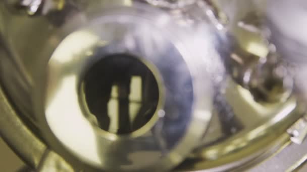 室内混合液金属圆装置盖环部分的手封和封堵 — 图库视频影像