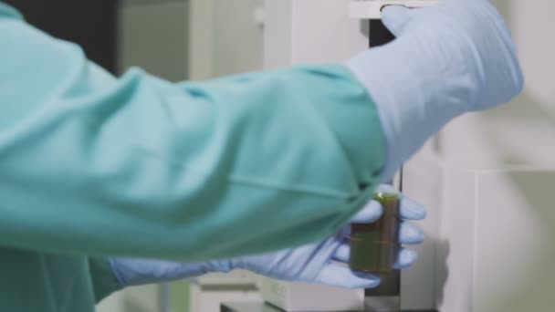 Lab Assistent Handschoenen Vaststelling Van Buis Met Oranje Vloeistof Krachtige — Stockvideo