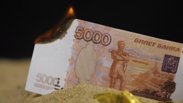 卢布钞票在沙子上燃烧和留下灰烬 — 图库视频影像