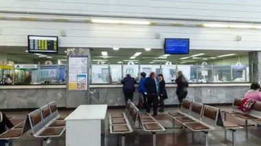 Kazan, Tataristan / Rusya - 17 Nisan 2018: Zaman aşımına uğramış yolcular bekleme odasında bekliyor ve 17 Nisan 'da Kazan tren istasyonundaki bilet gişelerinden bilet alıyorlar